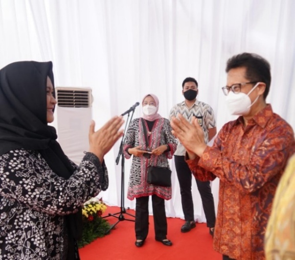 The Chairwoman of WMI with the Mayor of Tegal