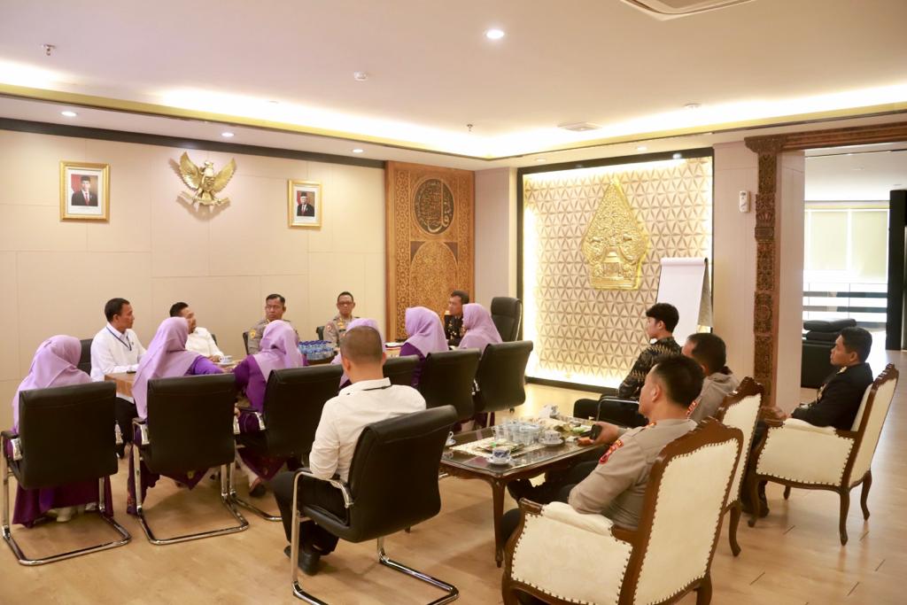 WMI Holds a Courtesy Meeting with the Chief of the Central Java Regional Police, Inspector General of Police Drs. Ahmad Luthfi, S.H., S.St.M.K .