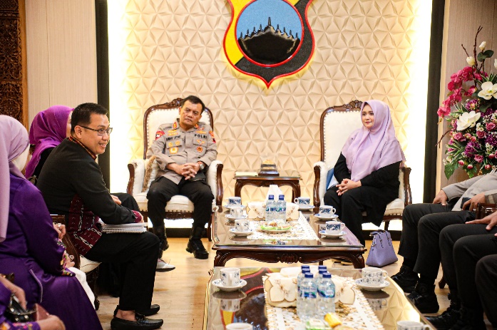The Chairwoman of WMI with the Regent of Brebes Regency, Hj . Idza Priyanti