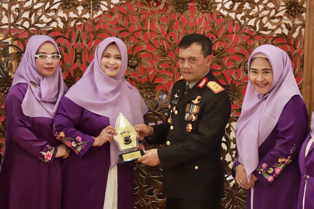 The Chairwoman of WMI with the Regent of Brebes, Indra Kusuma
